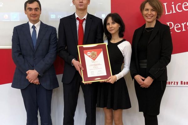 Pan dyrektor i Pani wicedyrektor z uczniami i dyplomem