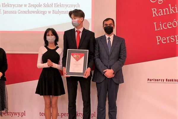 Zdjęcie z dyplomem Pana dyrektora i uczniów