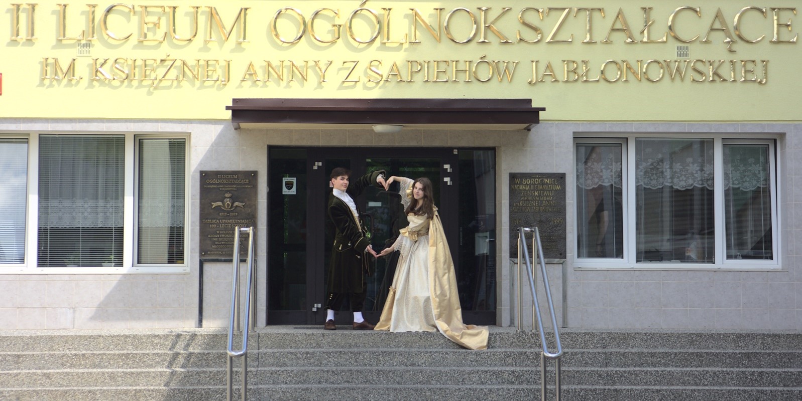 Uczniowie przy wejściu do szkoły