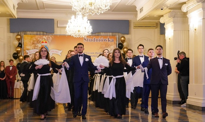 Uczniowie tańczą na studniówce