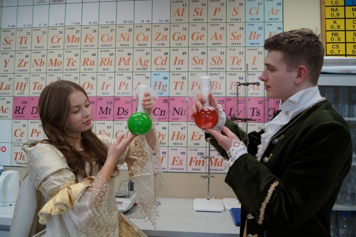 Uczniowie prezentują szkołę