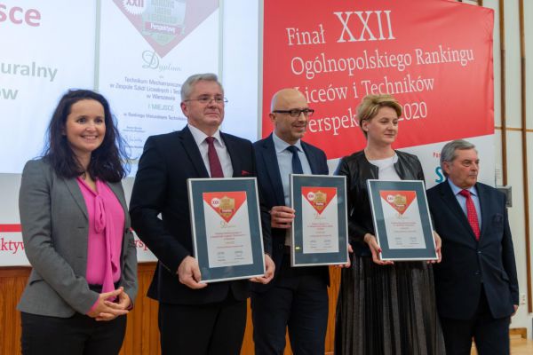 Zdjęcie z dyplomami