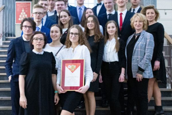 Społeczność IILO zdjęcie z dyplomem