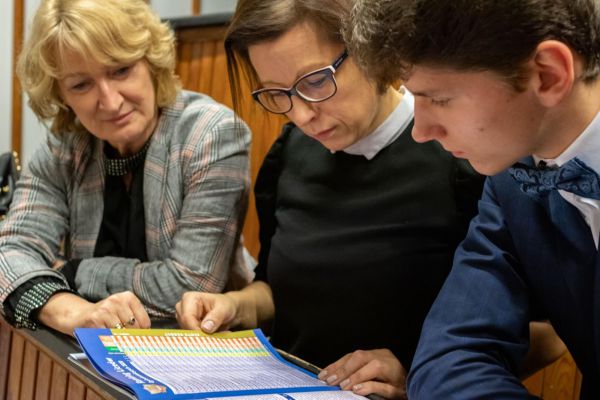 Zdjęcie przed ogłoszeniem wyników