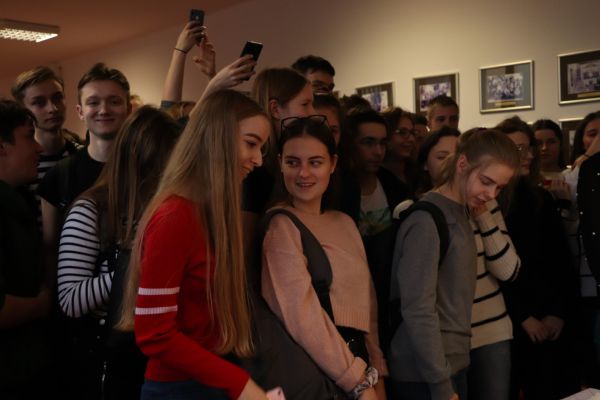 Uczniowie na korytarzu