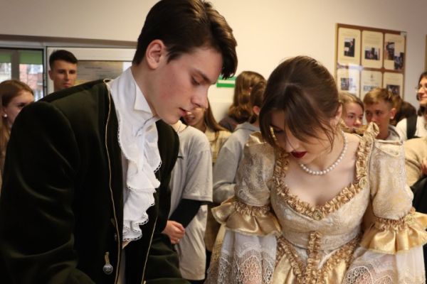 Sapieha i Sapieżanka kroją tort