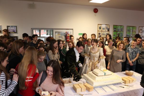 Uczniowie częstują się tortem