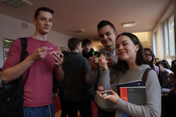 Degustacja tortu prze uczniów