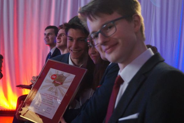 Delegacja uczniów z dyplomem