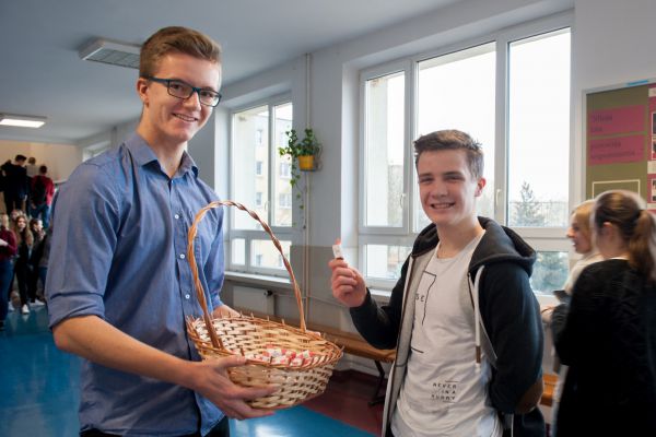 Uczniowie z koszykiem cukierków 