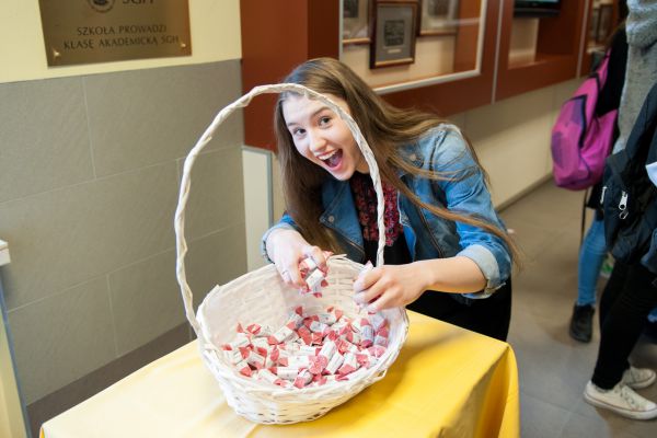 Uczennica z koszem cukierków 