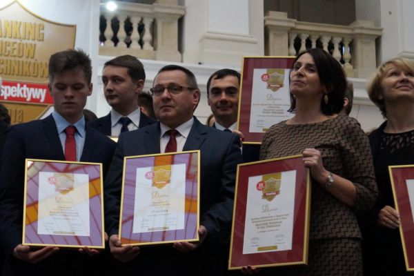 Dyrektorzy wyróżnionych szkół z dyplomami