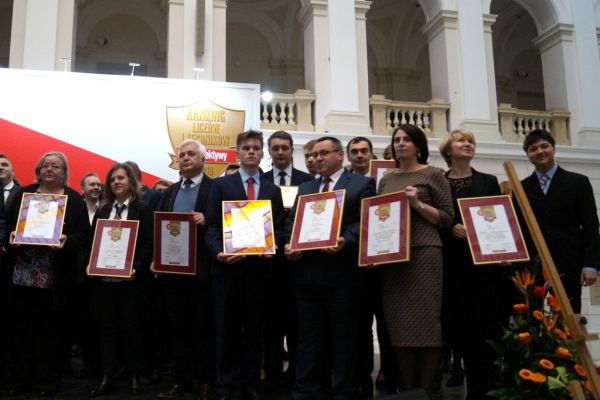 Zdjęcie z dyplomami