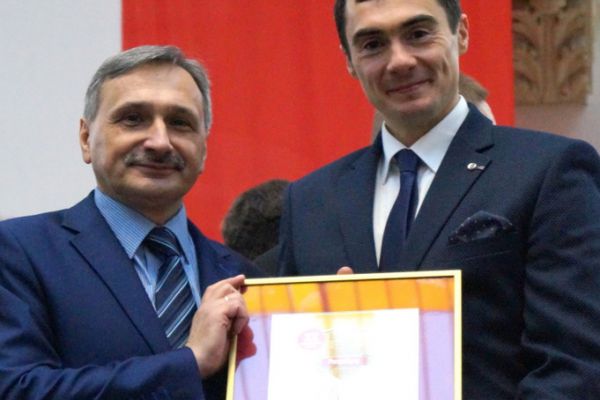 Wręczenie dyplomu Panu dyrektorowi