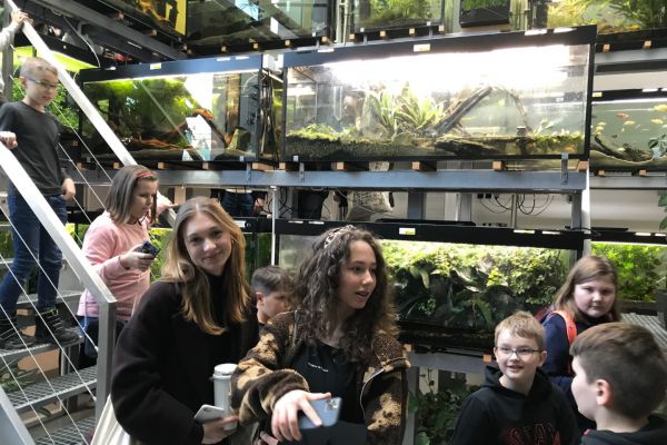 Uczniowie na tle hodowli akwarystycznej